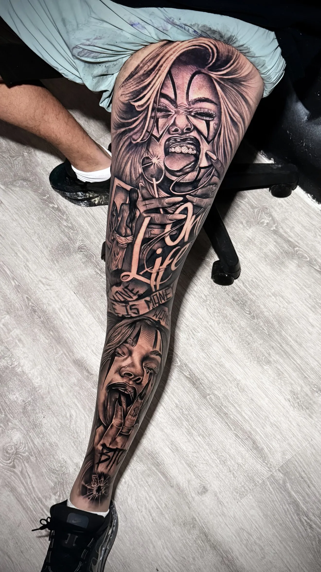 Pierna completa en realismo black and grey con retrato de mujer y lettering