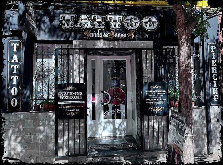 Fachada de Saints & Sinners Tattoo en la calle de los Hermanos Gómez, Madrid